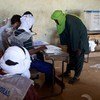Un homme vote à Kidal lors du 2ème tour des élections présidentielles au Mali.