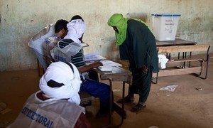 Un homme vote à Kidal lors du 2ème tour des élections présidentielles au Mali.