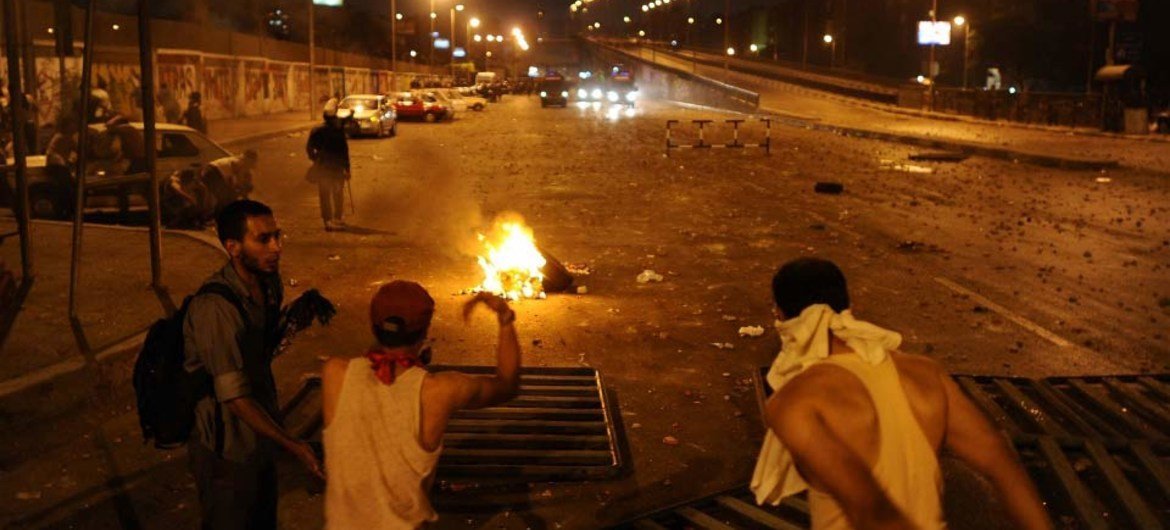 Des manifestants dressent des barricades au Caire en Égypte le 27 juillet 2013.