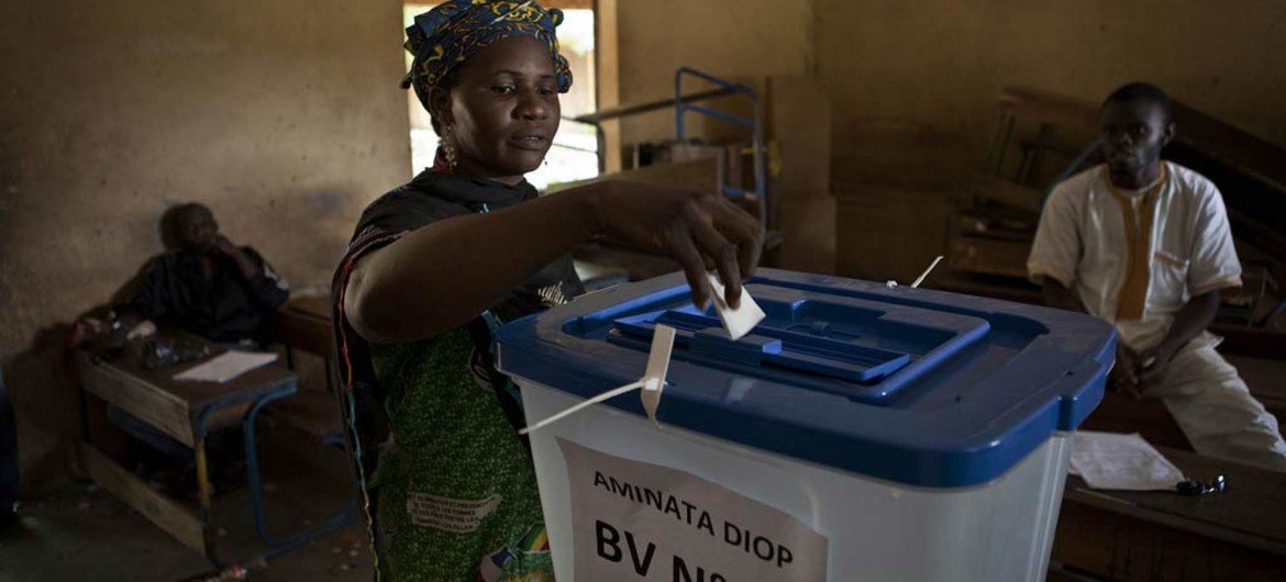 A woman votes at a polling station in Bamako, Mali, during the 11 August 2013 presidential election run-off. Photo MINUSMA/Marco Dormino