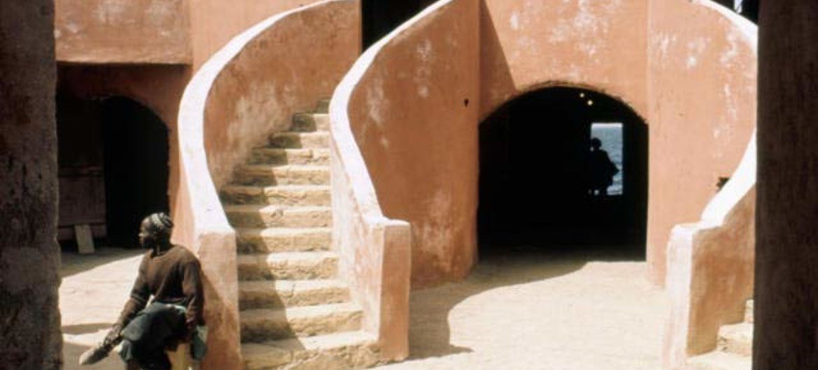 塞内加尔格雷岛（Gorée）上的“奴隶之家”。15世纪到19世纪期间，格雷岛是非洲沿海地区最大的奴隶交易中心。