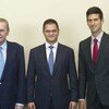 Le président de l'Assemblé générale, Vuk Jeremic (au centre) avec Jacques Rogge (à gauche) et Novak Djokovic.