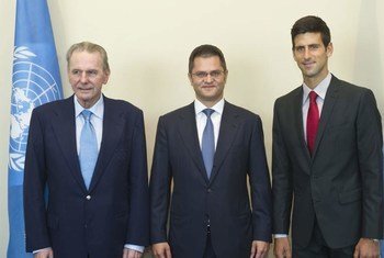 Le président de l'Assemblé générale, Vuk Jeremic (au centre) avec Jacques Rogge (à gauche) et Novak Djokovic.