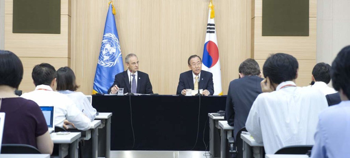 Secretary-General Ban Ki-moon (centre right) addresses a press conference in Seoul, Republic of Korea.