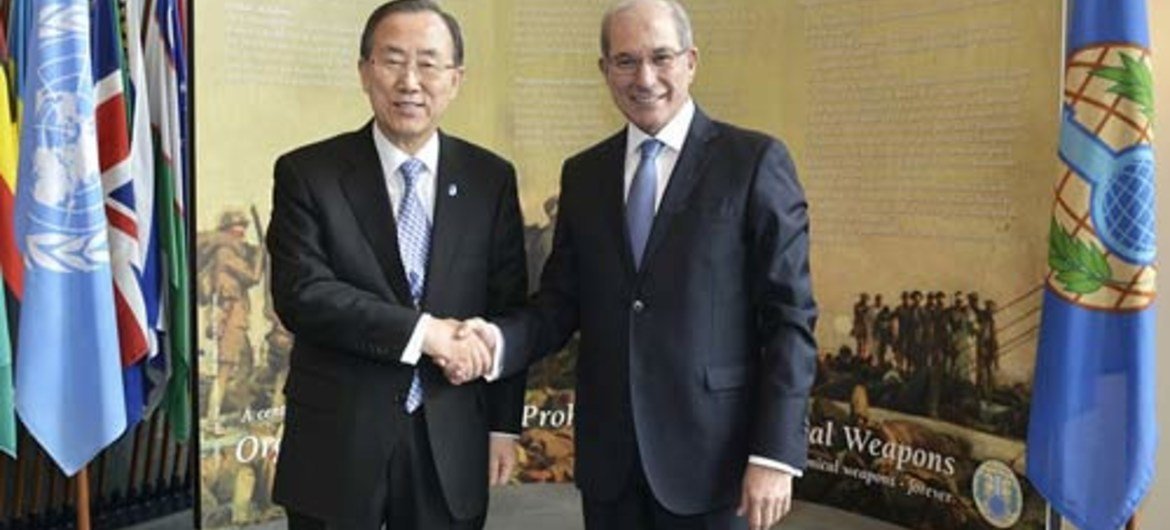 Le Secrétaire général Ban Ki-moon (à gauche) et le chef de l'Organisation pour l'interdiction des armes chimiques (OIAC), Ahmet Üzümcü.