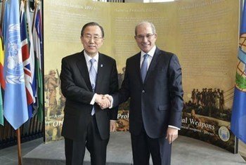 Le Secrétaire général Ban Ki-moon (à gauche) et le chef de l'Organisation pour l'interdiction des armes chimiques (OIAC), Ahmet Üzümcü.