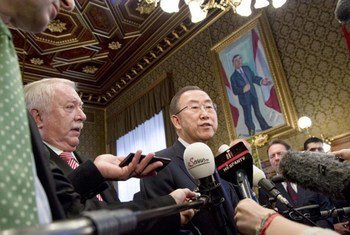 Le Secrétaire général Ban Ki-moon s'adresse à la presse à Vienne, en Autriche, le 29 août 2013.