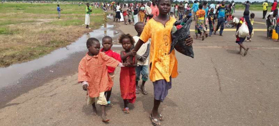 Thousands of people have been forced from their homes by fresh fighting in Bangui, the capital of the Central African Republic (CAR).