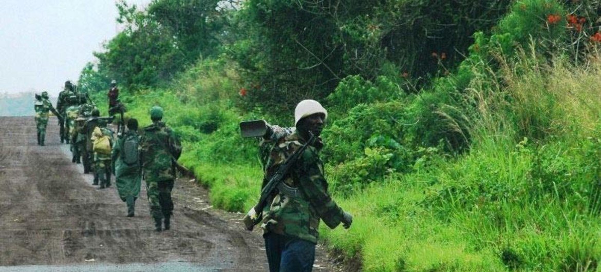 Des Casques bleus de la MONUSCO escortent des combattants du M23 qui se sont rendus dans le Nord-Kivu. Photo: MONUSCO