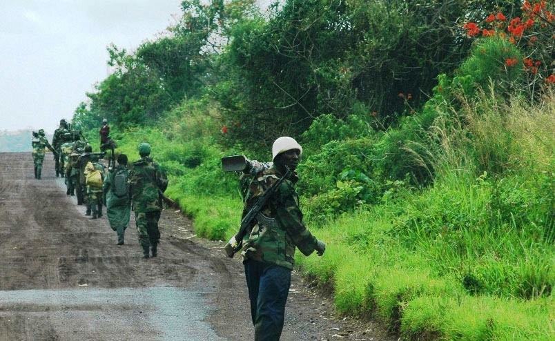 联合国维和人员在刚果民主共和国北基伍省护送投降的 "3·23"运动战士。