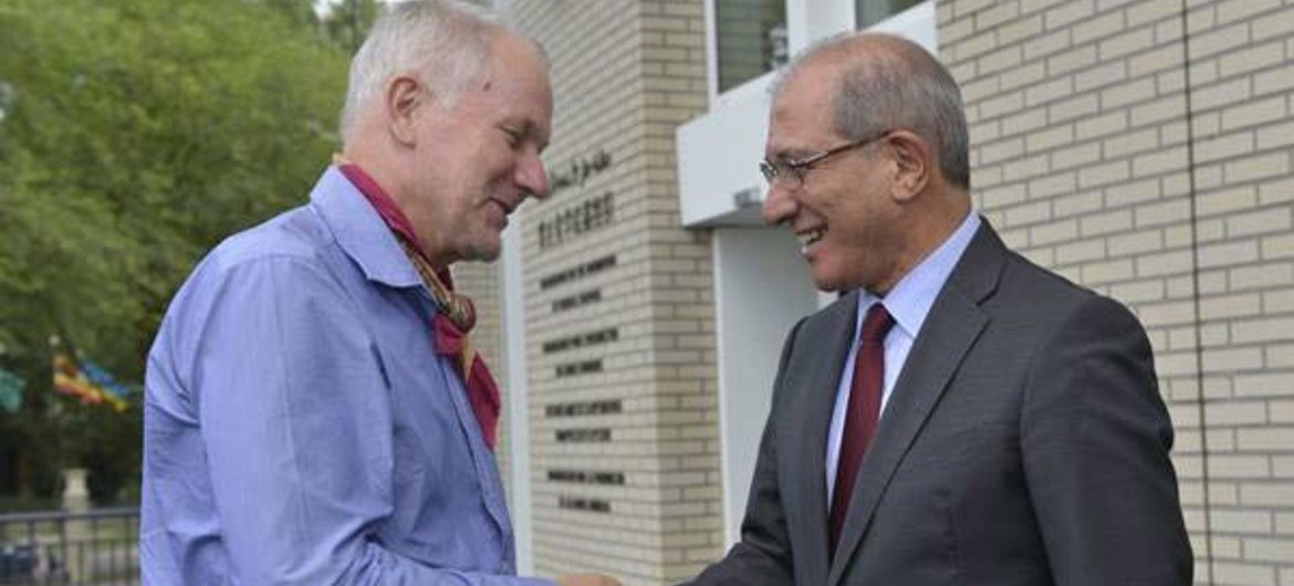Ake Sellström (left), head of the UN Inspection Team to Syria, is greeted by OPCW Director-General Ahmet Üzümcü upon the team's return to The Hague on 31 August 2013.
