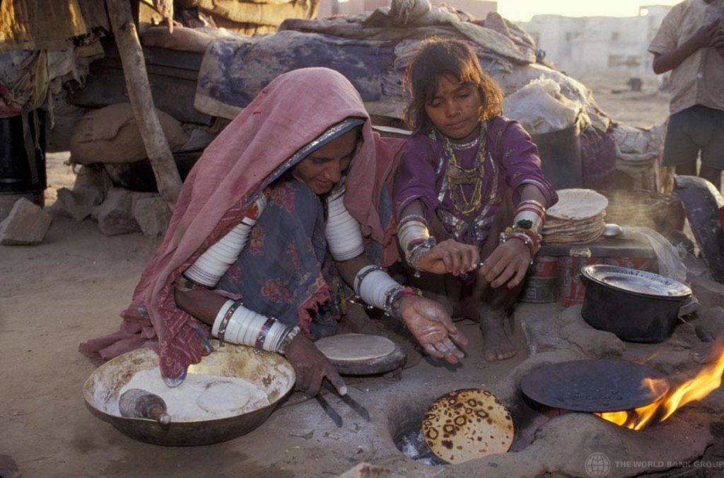 印度进城务工人员在做饭。