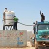 Abastecimiento de agua a campo de refugiados sirios en Jordania  Foto: IRIN/Heba Aly