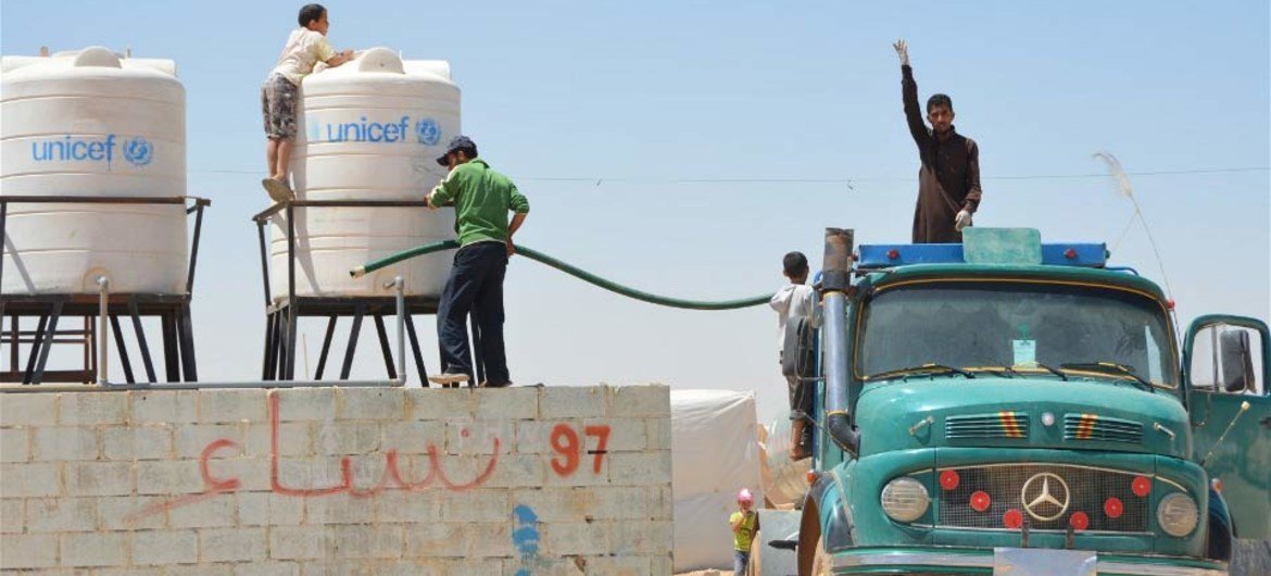 Abastecimiento de agua a campo de refugiados sirios en Jordania  Foto: IRIN/Heba Aly