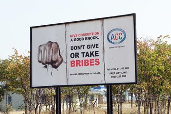 नामीबिया में भ्रष्टाचार के विरोध में एक साइन बोर्ड पर सन्देश.