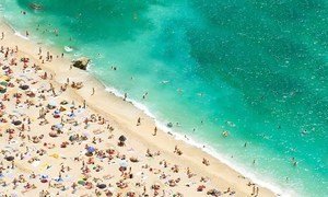 Des touristes profitant d'une chaude journée d'été à la plage sur la Côte d'Azur, Provence, France. photo : OMT