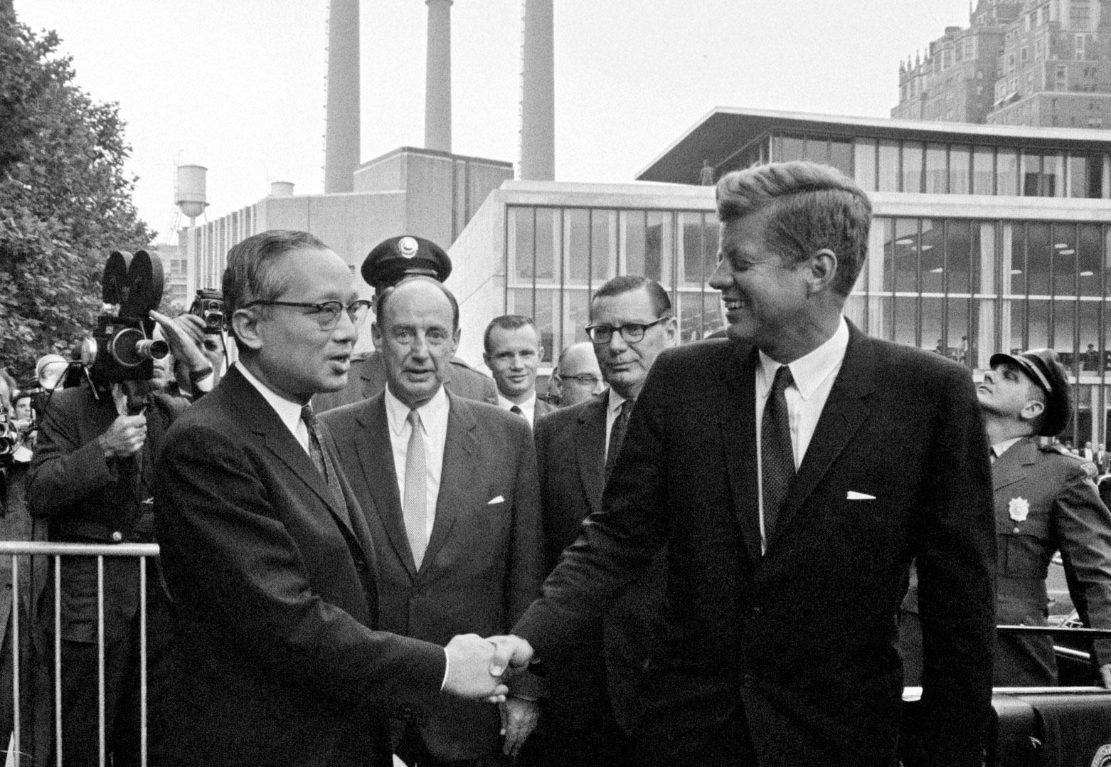 Le président John F. Kennedy (à droite) salue le Secrétaire général de l'ONU, U Thant, devant l'Assemblée générale le 20 septembre 1963. Photo: ONU