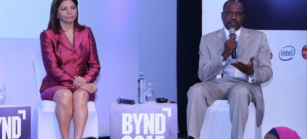 ITU Secretary-General Hamadoun Touré (right) with President Laura Chinchilla of Costa Rica at the BYND 2015 Global Youth Summit in San José.