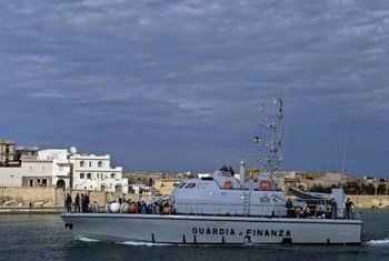 Un navire des douanes italiennes rentre au port suite à une mission de recherche de bateaux transportant des personnes cherchant à rejoindre l'Europe par la mer.