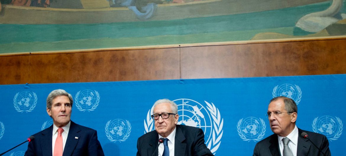Joint Special Representative for Syria Lakhdar Brahimi (centre), US Secretary of State John Kerry (left) and Russian Foreign Minister Sergey Lavrov hold joint press conference in Geneva (September 2013).
