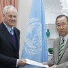 El jefe del equipo investigador sobre el uso de armas químicas en Siria, Ake Sellstrom, entrega su informa l Secretario General de la ONU, Ban Ki-moon  el 15 de septiembre de 2013 Foto: ONU/Paulo Filgueiras