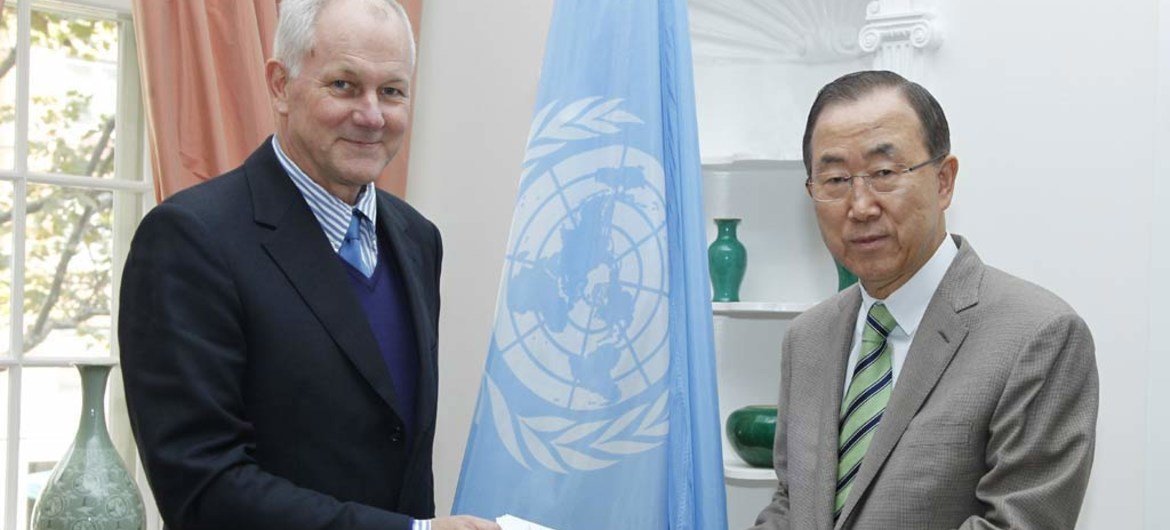 El jefe del equipo investigador sobre el uso de armas químicas en Siria, Ake Sellstrom, entrega su informa l Secretario General de la ONU, Ban Ki-moon  el 15 de septiembre de 2013 Foto: ONU/Paulo Filgueiras