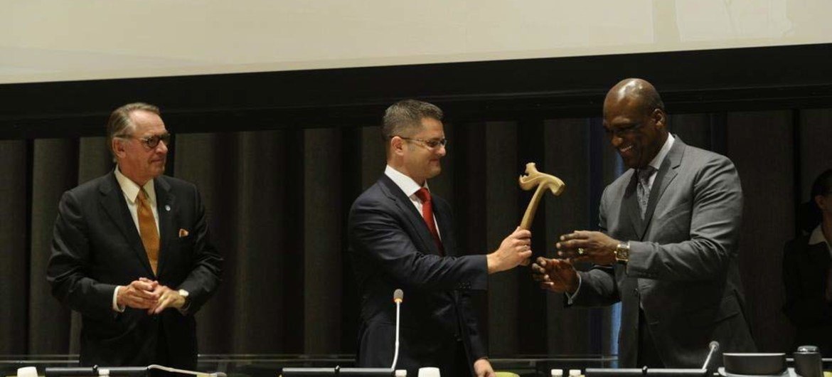 Le Président sortant de l'Assemblée générale des Nations Unies, Vuk Jeremic, passe le marteau au Président de la 68ème session, John Ashe d'Antigua et Barbade.