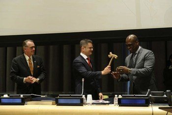 Outgoing General Assembly President Vuk Jeremic (centre) hands over gavel to incoming President John Ashe of Antigua and Barbuda. Deputy Secretary-General Jan Eliasson is at left.
