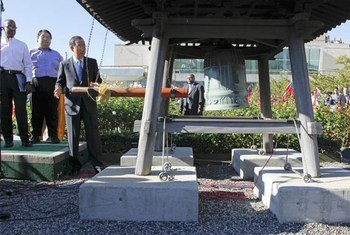 Le Secrétaire général Ban Ki-moon fait sonner la cloche de la paix pour marquer la Journée internationale de la paix.