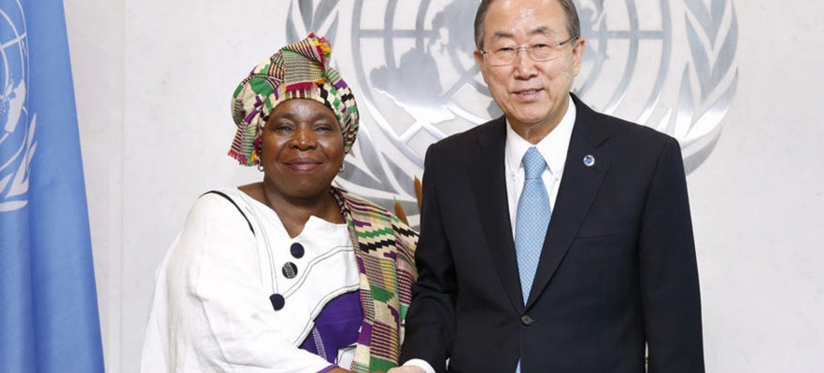 الأمين العام بان كي مون مع مفوضية الاتحاد الإفريقي نكوسازانا دلاميني زوما.  المصدر: الأمم المتحدة / ريك باجورناس