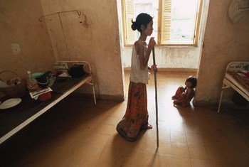 柬埔寨一名感染艾滋病毒的妇女在医院拄着拐杖向病床走去。世界银行图片/Masaru Goto