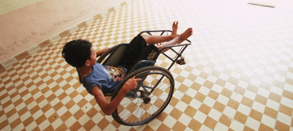 Un garçon handicapé joue avec sa chaise roulante dans un centre de réhabilitation. Photo Banque mondiale/Masaru Goto
