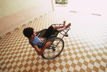 Un garçon handicapé joue avec sa chaise roulante dans un centre de réhabilitation. Photo Banque mondiale/Masaru Goto