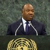 Un Gabonais prend la parole à la tribune ornée de l'emblème des Nations Unies lors d'un discours officiel.