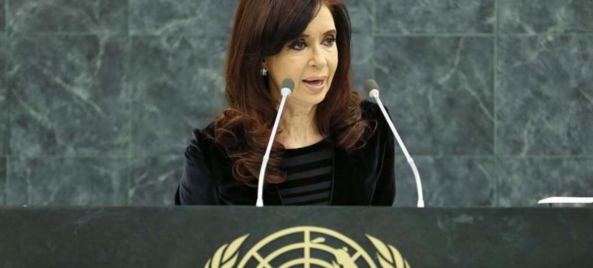 La presidenta argentina Cristina Fernández de Kirchner habla en un podio de la ONU .