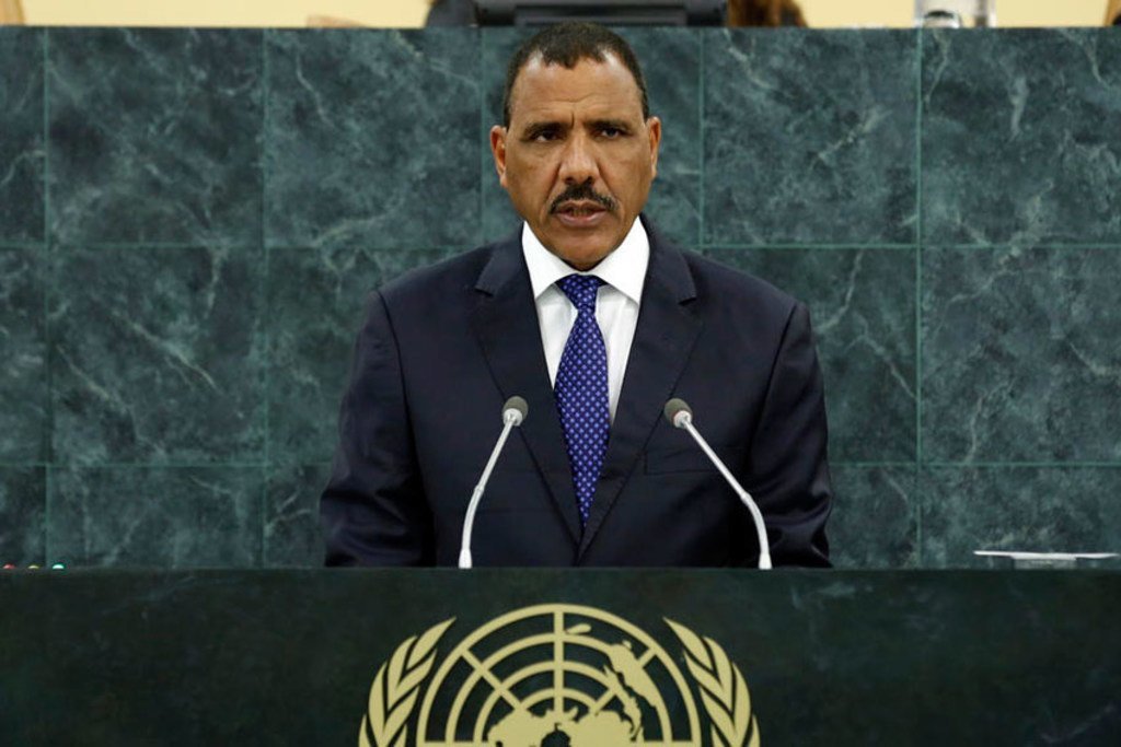O presidente do Níger, Muhammadu Iddrisu Deby, discursa em um pódio com o emblema das Nações Unidas .