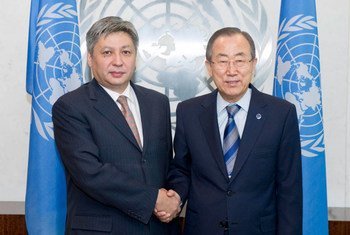 Secretary-General Ban Ki-moon (right) meets with Erlan Abdyldayev, Minister for Foreign Affairs of Kyrgyzstan.