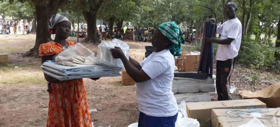 A displaced woman receives aid items from UNHCR in Uganga, Central African Republic.
