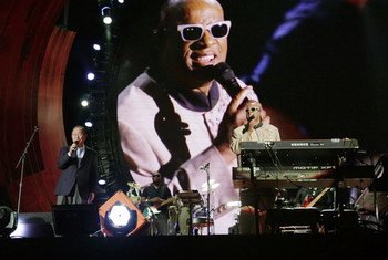 Secretary-General Ban Ki-moon on stage with UN Messenger of Peace Stevie Wonder at  the Global Citizen Festival at Central Park’s Great Lawn.