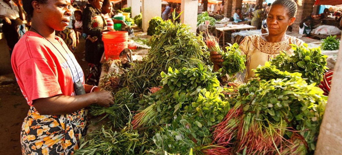 Une femme vend des légumes sur un marché à Lubumbashi, en République démocratique du Congo.