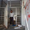 سجين سابق في سجن أبو سليم في طرابلس، ليبيا، يزور زنزانته في تشرين الأول/أكتوبر 2011. (من الأرشيف)