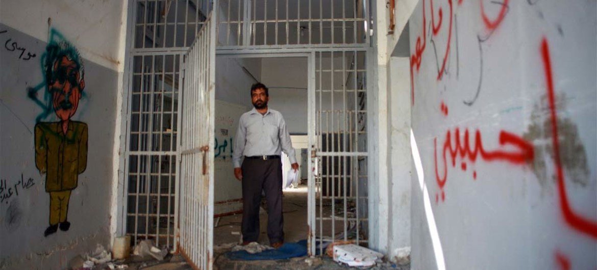 Un ex recluso de la prisión de Tripoli en Libia, regresa a visitar su celda en 2011. Foto: UNSMIL/Iason Athanasiadis