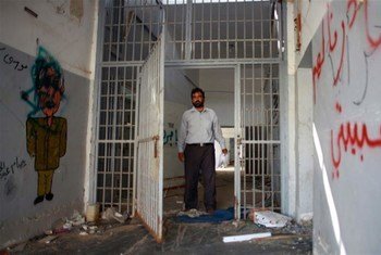 سجين سابق في سجن أبو سليم في طرابلس، ليبيا، يزور زنزانته في تشرين الأول/أكتوبر 2011. (من الأرشيف)