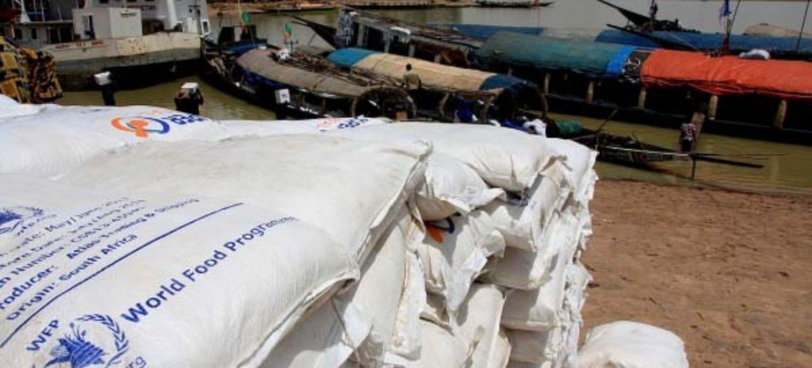 Bags of food from WFP’s logistics base in Mopti, Mali, waiting at Koureme port, near Timbuktu, to be delivered to schools.