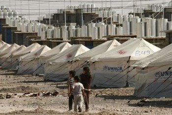 Trois enfants réfugiés syriens explorent le camp de réfugiés à Darashakran, dans le nord de l'Iraq.