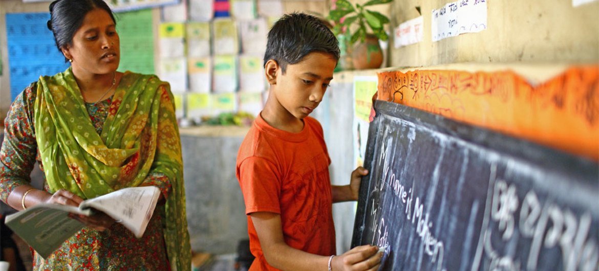 La UNESCO calcula que para cumplir el objetivo de la educación primaria universal, es necesario contratar al menos a 10 millones de maestros. Foto: UNESCO/GMR Akash