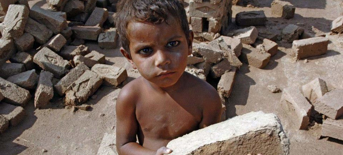 طفل عامل في باكستان. صورة منظمة العمل الدولية/ كروسيت