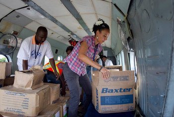 Des personnels de la Mission de stabilisation des Nations Unies en Haïti (MINUSTAH), en coopération avec l'ONG Catholic Relief Services, livrent des traitements anticholériques dans le sud de l'île.