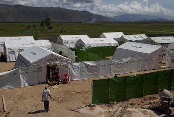 Conjointement avec des organisations internationales, les autorités de santé haïtiennes  ont mis en place des dispensaires uniquement réservés aux malades du choléra pour tenter d'endiguer l'épidémie.
