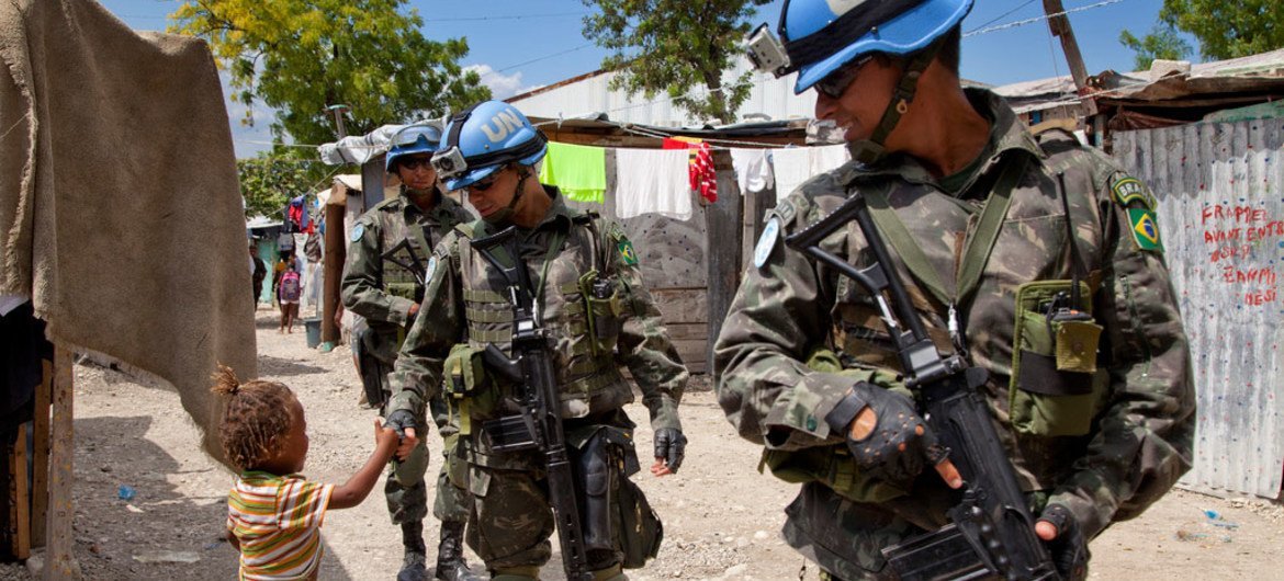 Des Casques bleus brésiliens de la MINUSTAH patrouillent dans le quartier de Bel Air, à Port-au-Prince.